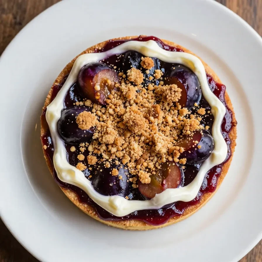 Ein frisch gebackener Streusel-Zwetschgenkuchen mit knusprigem Mürbteig auf einem Holztisch.
