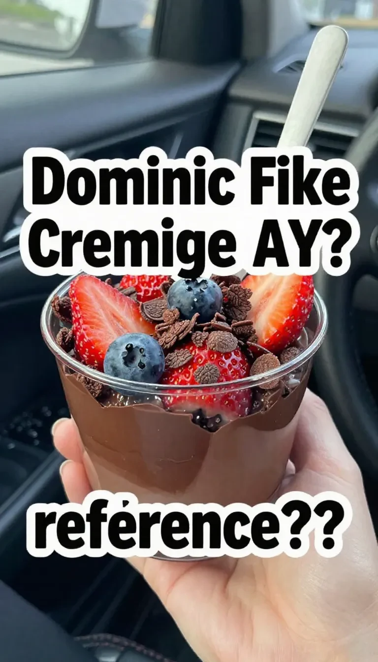 Ein farbenfroher Açai Bowl mit frischen Beeren, Banane, Granola und Kokosraspeln in einer Schüssel.